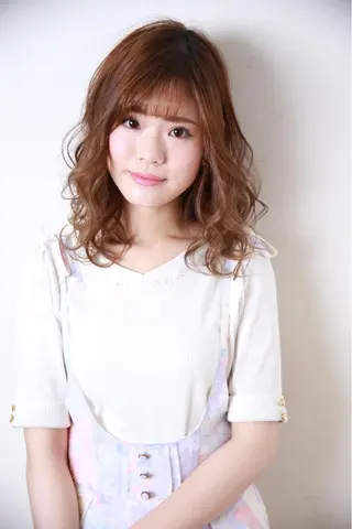 ミディアム 足立 磨咲のヘアスタイル