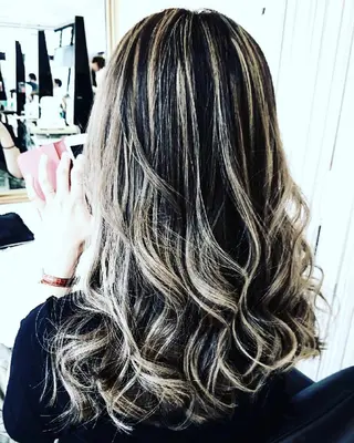 カラー 中村 真依のヘアスタイル