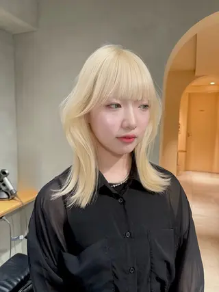 セミロング 淡いハイトーンカラー レイヤーカットゆうかのヘアスタイル