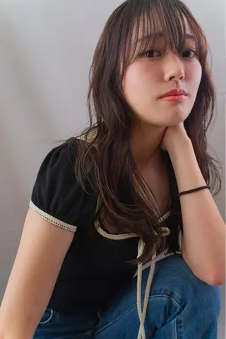 セミロング 喜屋武 美月のヘアスタイル