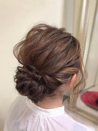 セミロング ヘアアレンジ ライト写真場所属・タニモト ユイのヘアスタイル