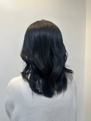 セミロング レイヤー 艶々カラーのヘアスタイル