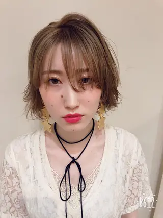 ミディアム カラー ウルフカット／吉村 桃子のヘアスタイル