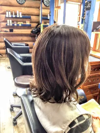 ミディアム 岡本 小百合のヘアスタイル