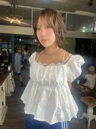 ミディアム カラー ハイトーン/顔まわり レイヤー/YUKAのヘアスタイル