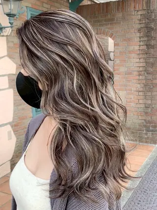 ロング カラー 表参道/ハイライト バレイヤージュのヘアスタイル