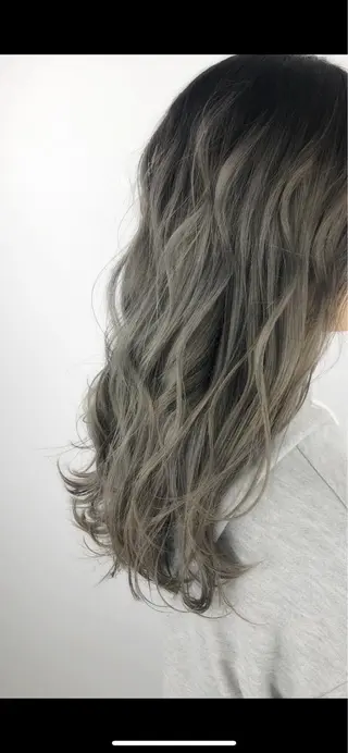 セミロング カラー 小嶋 真滋のヘアスタイル