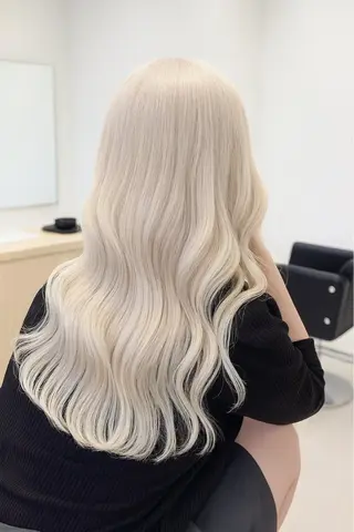 ロング 透明感ブリーチ ハイトーンウエダのヘアスタイル