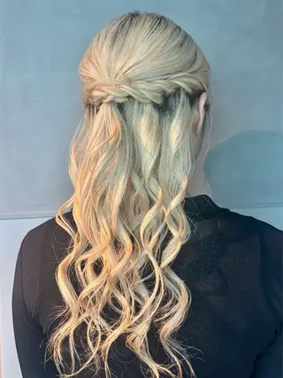 ロング ヘアアレンジ うる艶カラー✨️ 耳ツボ💠mamiのヘアスタイル