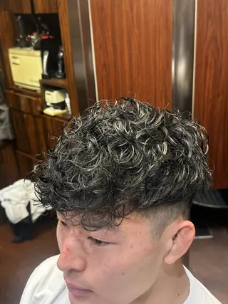 ショート パーマ メンズ ヒロ銀座 東京駅八重洲店所属・【メンズ専門】🔥 カミマンのヘアスタイル