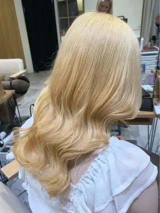 ロング カラー 肌に馴染むハイトーン /ミルクティーカラーのヘアスタイル