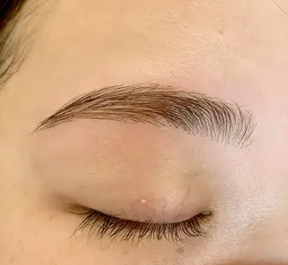 アイブロウ 1ヶ月後も半分残る 高持続LEDエクステのマツエク・マツパデザイン