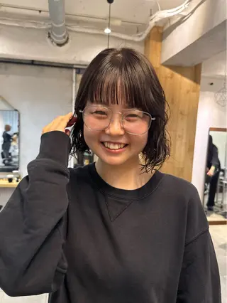 ショート カラー パーマ ミルクティー× グレージュMOMOのヘアスタイル