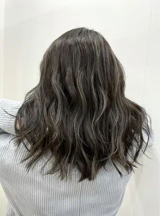 ミディアム 白いハイライト🤍 タナカリョウスケのヘアスタイル