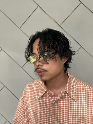 ミディアム メンズパーマ 岩成健志郎のヘアスタイル