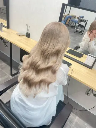 ロング ハイトーン特化/ モエ🍑のヘアスタイル