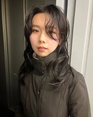 ミディアム レイヤー/ケアパーマ /ニュアンス/モードのヘアスタイル