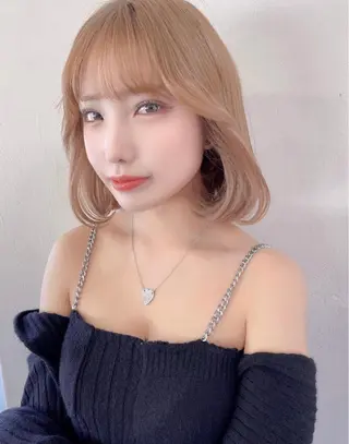 ショート カラー レイヤーカット、 大人可愛い　中村美羅のヘアスタイル