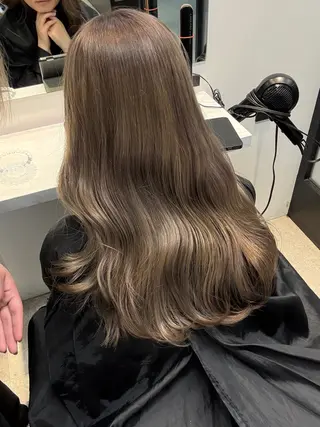 セミロング salowin所属・ハイトーンカラー 馬場みなみのヘアスタイル