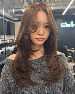 ロング カラー 🌟小顔レイヤー× 赤み消し透明感カラーのヘアスタイル