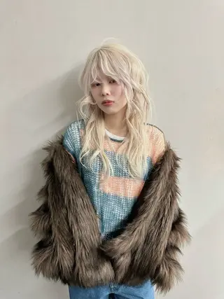 ロング ウルフとハイトーン みっちー✂️のヘアスタイル