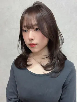 ミディアム maya レイヤーカットのヘアスタイル