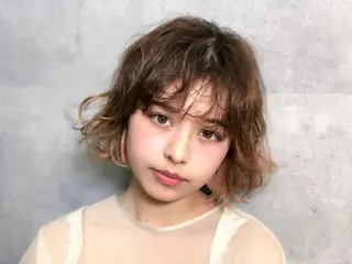 ショート パーマ ヘアアレンジ 顔周りレイヤー/韓国 ブリーチminamiのヘアスタイル