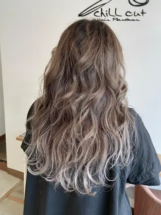 ロング カラー chill out 南塚口本店のヘアスタイル
