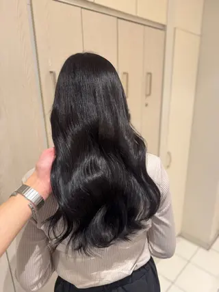 ロング Notoミルクティー グレージュカラーのヘアスタイル