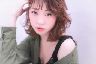 ミディアム カラー ヘアアレンジ マツエク・マツパ 🩵盛れる韓国ヘア 🩵うるつやカラーのヘアスタイル