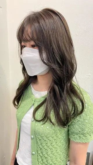 セミロング オリーブカラー 長谷川のヘアスタイル