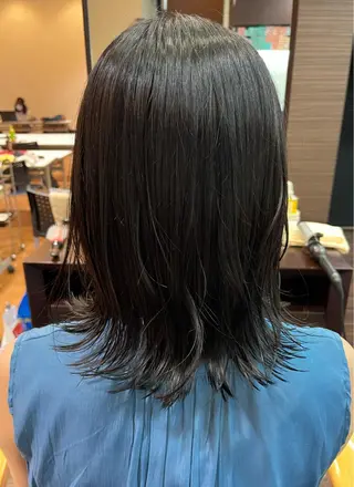 ミディアム 芝田 明友香のヘアスタイル