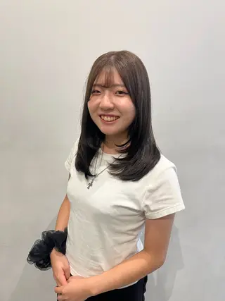 セミロング 韓国レイヤーカット/ ハイトーン/マアヤのヘアスタイル