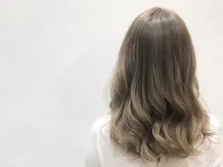 セミロング カラー ヘアアレンジ いしだ みさきのヘアスタイル