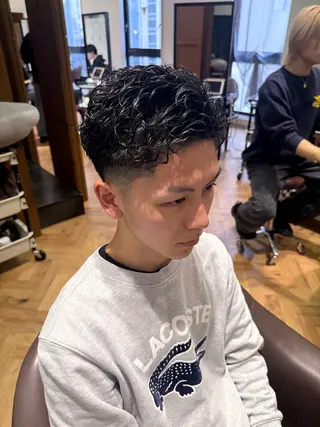 ショート パーマ メンズ 溝口 槙里也のヘアスタイル