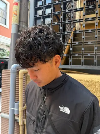 ショート パーマ メンズ 溝口 槙里也のヘアスタイル