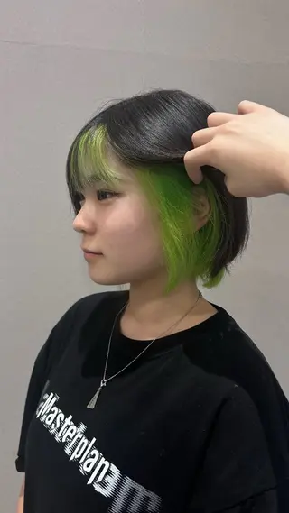 ショート カラー 中島 万凜のヘアスタイル