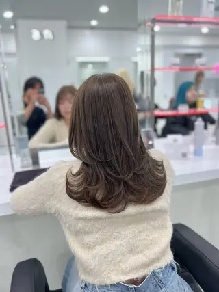 セミロング カラー オリーブカラー🫒 レイヤーカット✂︎のヘアスタイル