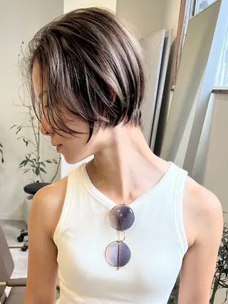 ショート 白髪ぼかしハイライト レイヤー川口　元気のヘアスタイル