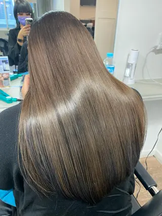 ロング カラー 梅田ハイトーン チダ ヒナノのヘアスタイル