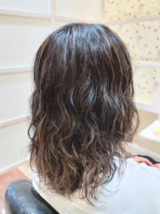 セミロング カラー パーマ 大槻 百合子のヘアスタイル