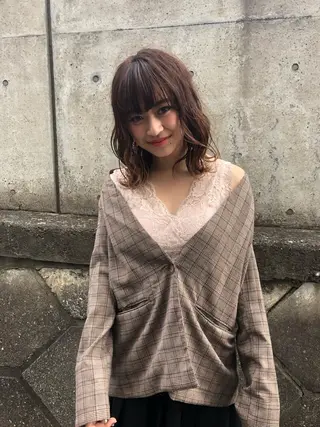 ミディアム カラー 360°キレイな ショートカットのヘアスタイル