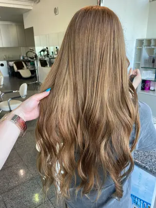 セミロング ハイトーン/ブリーチ 🤍足立里湖のヘアスタイル