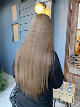 ロング カラー ふじわらはゆ/ブリー チ/ベージュカラーのヘアスタイル