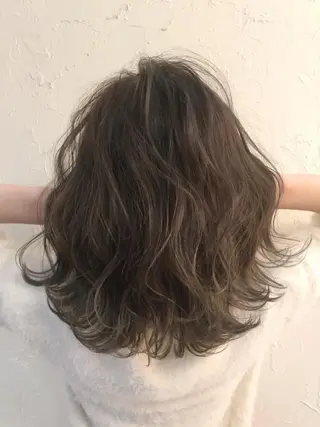 ミディアム カラー 韓国レイヤー外国人風 透明感カラー髪質改善のヘアスタイル