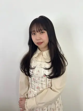 ロング エミリ / オリーブカラーのヘアスタイル