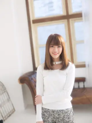 ミディアム カラー ヤナ マネージャーのヘアスタイル