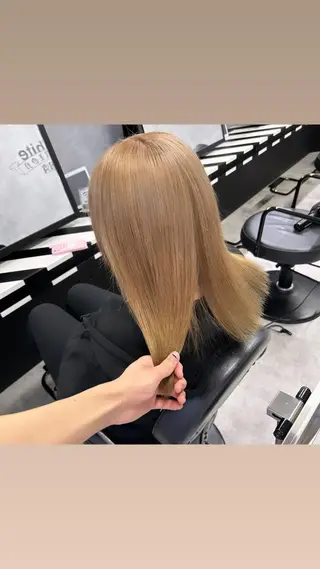 セミロング Hui.所属・縮毛矯正・髪質改善 特化 出納 直起のヘアスタイル