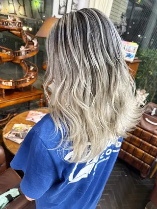 セミロング カラー モモカ/ハイトーン /バレイヤージュのヘアスタイル