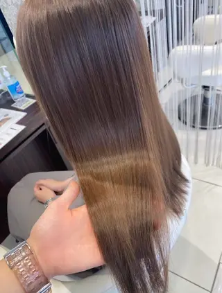 EARTH所属・NATSUMI 透明感カラーのヘアスタイル